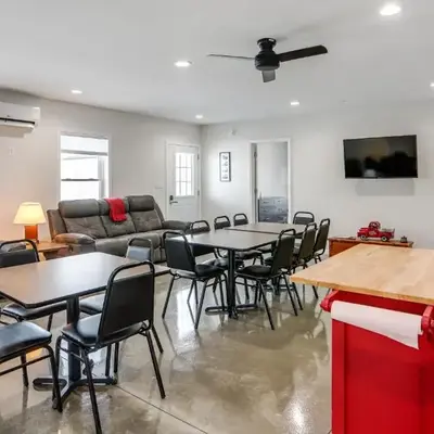 Patio and Parking! Modern Bunkhouse Near Lake Erie