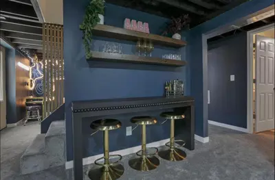 a blue room with a bar with stools at Edens Hillside Haven in Laurelville