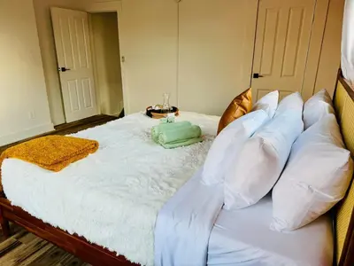 a large bed with white sheets and pillows at Cozy Casita by Jungle House Downtown & Short North Free Parking 5 800 Reviews Near Convention Center & Nationwide Arena & Ohio State Walk to High Street in Columbus