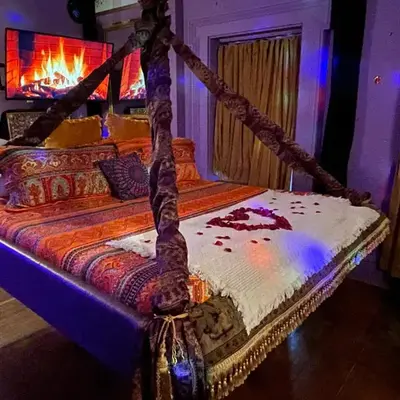 GENIE ROMANCE SUITE with King Size Flying Carpet Bed