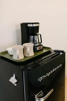 a counter with two coffee cups on top of a refrigerator at Hotel Royal in Toledo