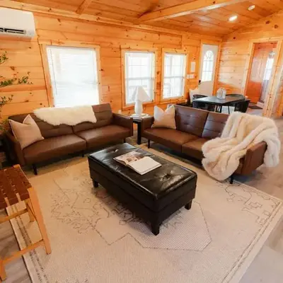 Cedar Wrapped Cozy Villa Cabin - 4 miles from Trails