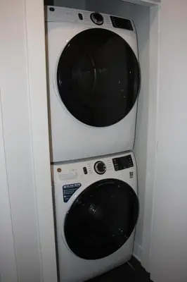 a microwave and a washing machine in a room at Cincinnati Downtown Oasis in Cincinnati