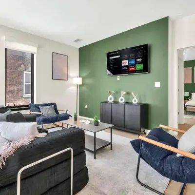 CWRU & Little Italy Stay with King Bed Gym Parking WD