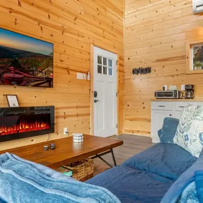 The Hummingbird - Mountaintop Cabin with Hot Tub