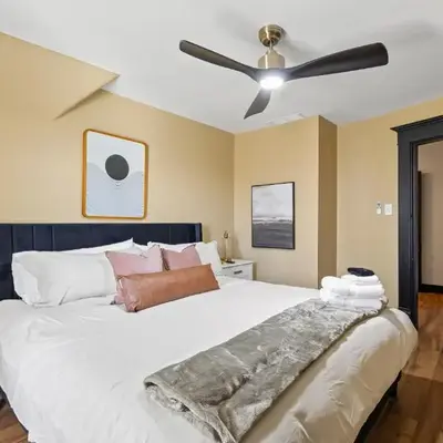 2 Hot Tubs/Private Bar/ Pickleball & Basketball Ct