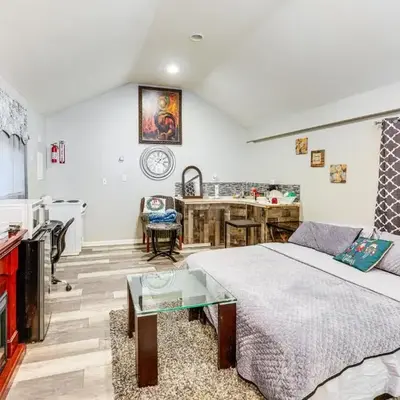 8 Mi to Dtwn CLE Cozy Couples Retreat with Gym!