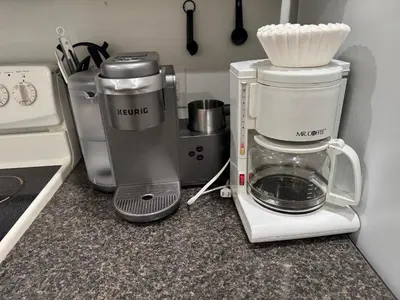 a kitchen counter with a blender and a food processor at Spacious 2BR Apartment near Toledo, Sylvania & MI in Toledo