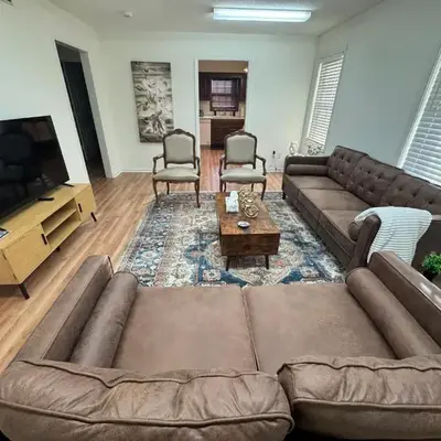 Modern 2BR Suite 202- Toledo & Sylvania Gateway