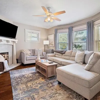 Stylish Lakeside Living - walk to the beach