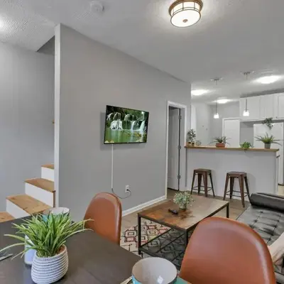 Modern 2BR Yale Townhouse Near Downtown Columbus