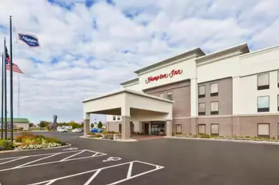 a front view of a hotel with an american flag at Hampton Inn in Marysville
