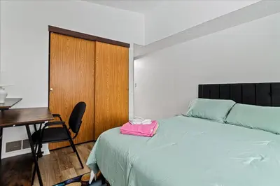 a bedroom with a bed and a desk with a pink bag on it at 3BR Townhouse with Free Parking Near Downtown Ohio in Reynoldsburg