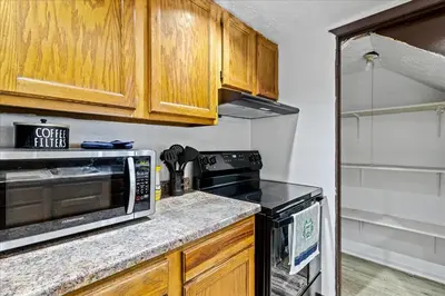a kitchen with a microwave and a stove at 3BR Townhouse with Free Parking Near Downtown Ohio in Reynoldsburg