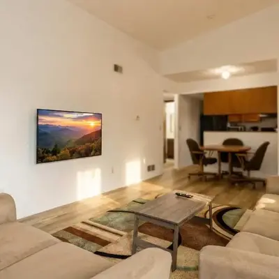 3BR Townhouse with Free Parking Near Downtown Ohio