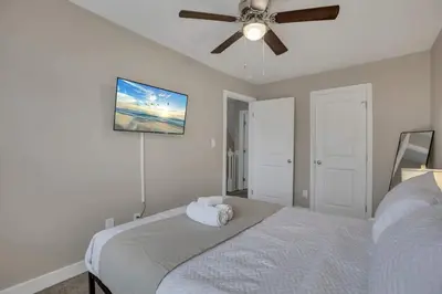 a bedroom with a bed and a ceiling fan at Perfect Short Stay in Historic Columbus Walkable Modern & Easy in Columbus