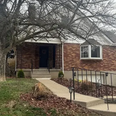 2 bedroom hot tub home near NKU