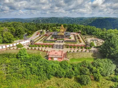 an aerial view of a large park with a statue at Aniyor Apartment Loft