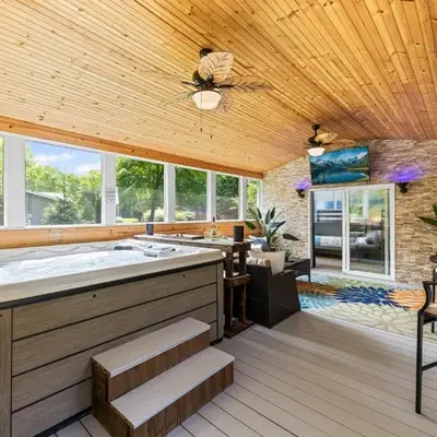 Blissful Serenity - Walk to Lake Milton with Hot Tub