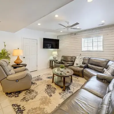 Pool Table and Private Porch Peaceful Apt in Belle