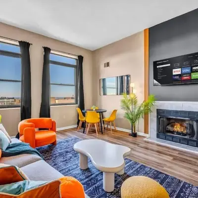 Colorful 2Bed Apt Heart of Downtown Lake Views
