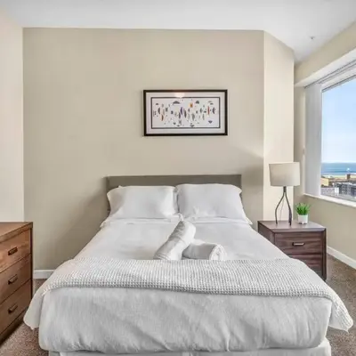 LAKE VIEW Sky-Suite in the Heart of Downtown!