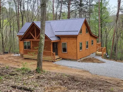 a cabin in the woods with a gambrel roof at Jack of Hearts in Rockbridge