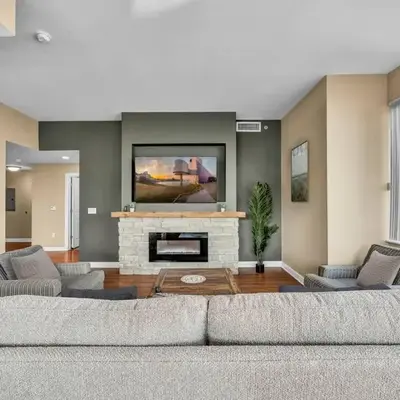 Sky High Suite Downtown w/ Parking Available $