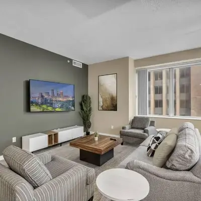 Luxury 13th Floor Condo: Downtown/ Parking $ /Gym