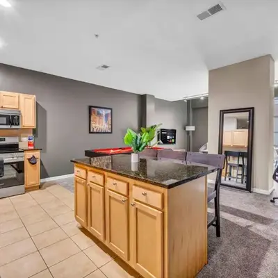 HUGE Luxe Downtown Flat: Pool Table & Parking