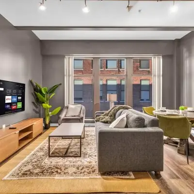 Comfy City Vibe • Walk to Theaters + Parking $