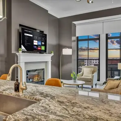 Warm and Cozy Downtown Flat: Paid Parking