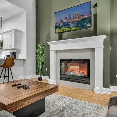 Downtown Luxury ~ King bed ~ Paid Parking ~ Wi-Fi