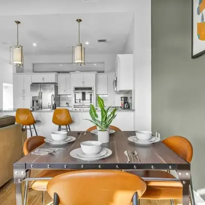 Lux Flat Overlooking Guardians Field! Parking $