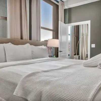 Gorgeous Downtown Flat| Parking•Gym•Security