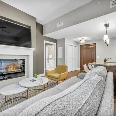 Elegant Downtown Loft w/ Parking & Gym