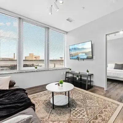 Bright Downtown 1BR l Free Parking l Fast Wi-Fi
