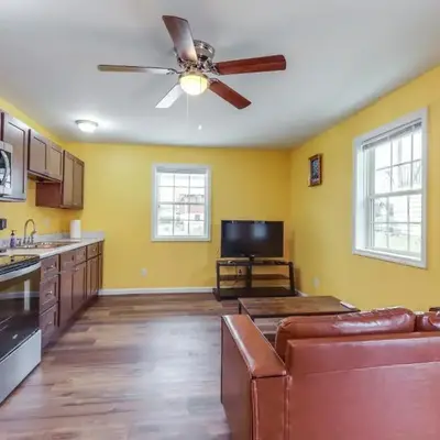 Close to Downtown Ashland! Convenient Suite
