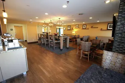 a restaurant with a dining room with tables and chairs at Hampton Inn Sandusky-Central in Sandusky