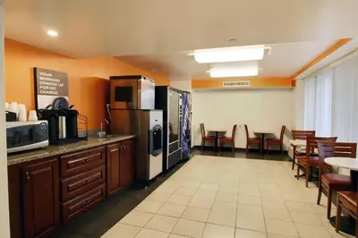 a hotel room with a kitchen and a dining room at Willow Lodge Willoughby Cleveland in Willoughby