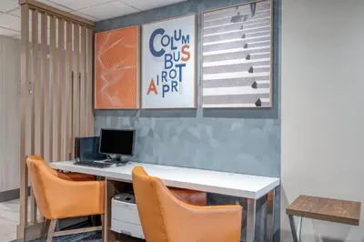 an office with a desk with chairs and a computer at Holiday Inn Express Hotel & Suites Columbus Airport by IHG in Gahanna