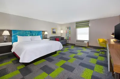 a hotel room with a bed and a television at Hampton Inn Marysville in Marysville