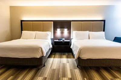 a hotel room with two beds and a nightstand between them at Holiday Inn Express - Columbus - Dublin by IHG in Dublin