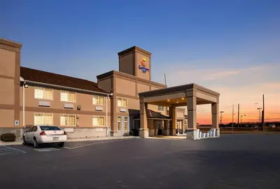 a building with a car parked in a parking lot at Comfort Inn Near Ouabache State Park in Bluffton