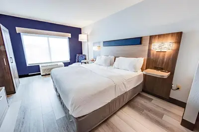 a bedroom with a large bed in a room at Holiday Inn Express Hotel & Suites Ohio State University- OSU Medical Center by IHG in Columbus