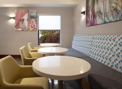 a waiting room with two tables and chairs at Hampton Inn Youngstown/Boardman in Poland
