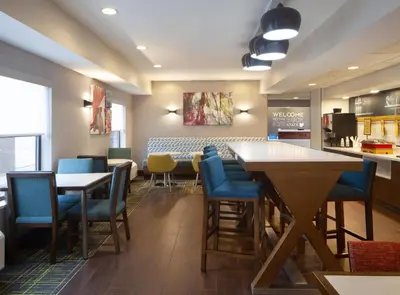 a restaurant with tables and chairs and a counter at Hampton Inn Youngstown/Boardman in Poland