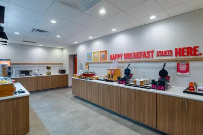 a new fast food restaurant with a happy breakfast rate counter at Hampton Inn Marietta in Marietta