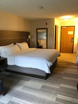 a bedroom with a large bed in a hotel room at Holiday Inn Express Mt. Vernon by IHG in Mount Vernon