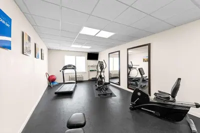 a gym with treadmills and elliptical machines at Comfort Inn & Suites Heath - Newark South in Heath